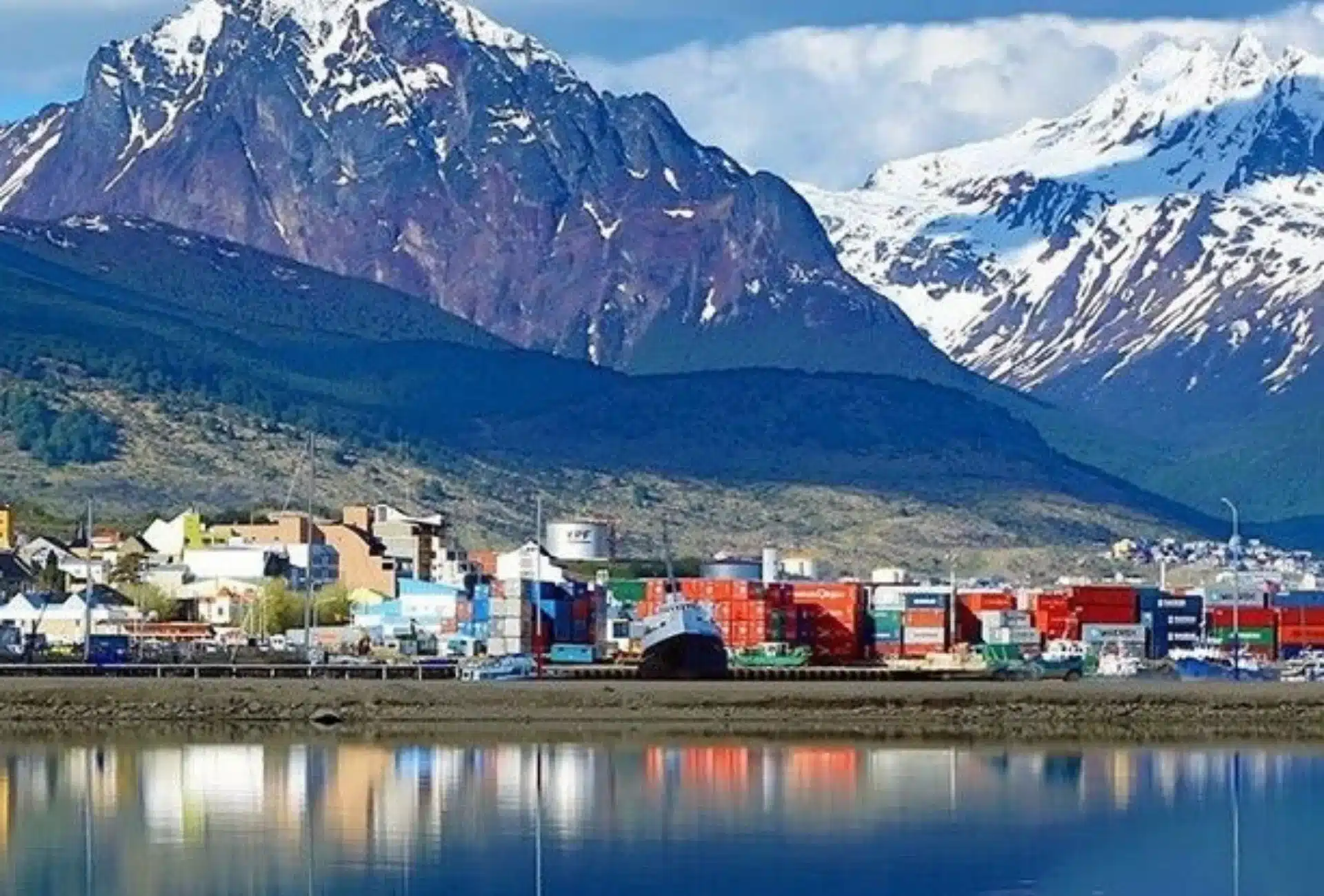 Vista panorámica de Ushuaia y el Canal Beagle, Tierra del Fuego