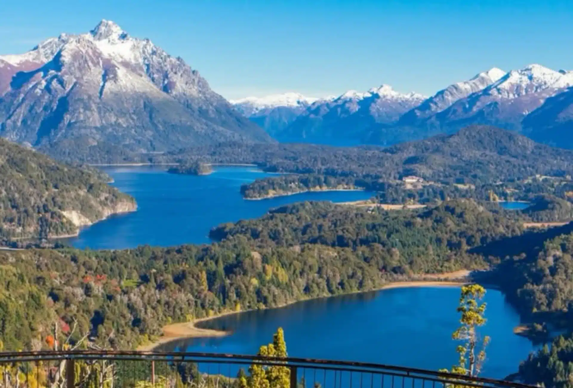 Vista panorámica de Bariloche con el lago Nahuel Huapi y la Cordillera de los Andes