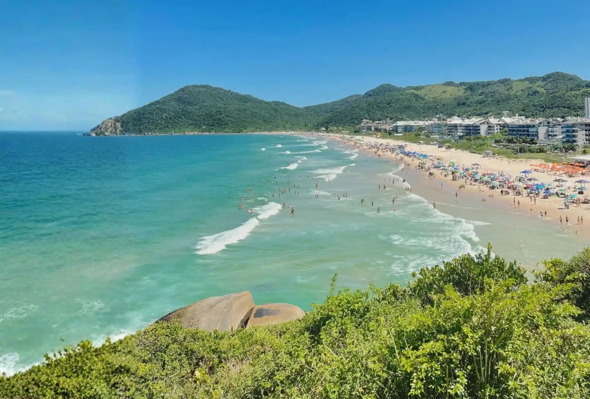 Vista panorámica de la playa de Canasvieras, Florianópolis, Brasil